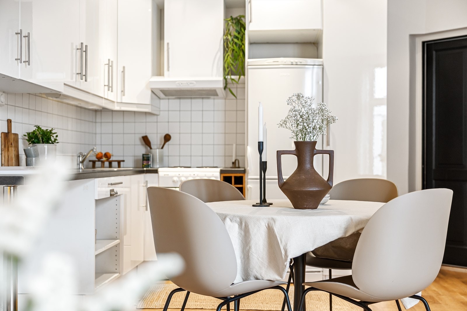 I stuen er det også plass til et spisebord. Perfekt for hyggelige måltider med venner og familie. Galleribilde