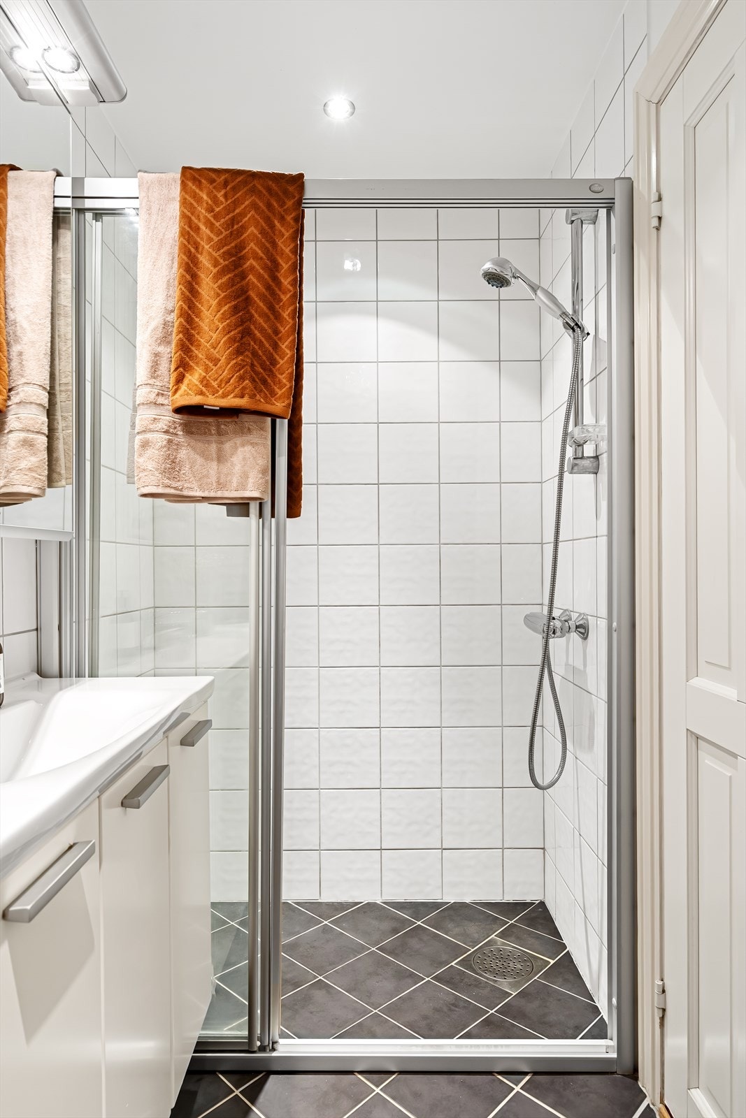 Videre er det dusjnisje, veggmontert wc og servantskap med ettgreps blandebatteri fra FM Mattsson. Galleribilde