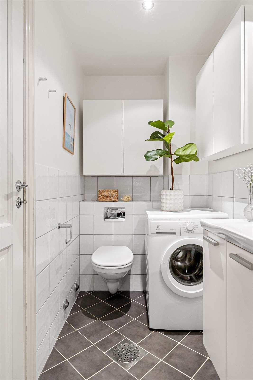 Badet har gulvvarme og er utstyrt med bereder, mekanisk avtrekk og opplegg for vaskemaskin. Galleribilde