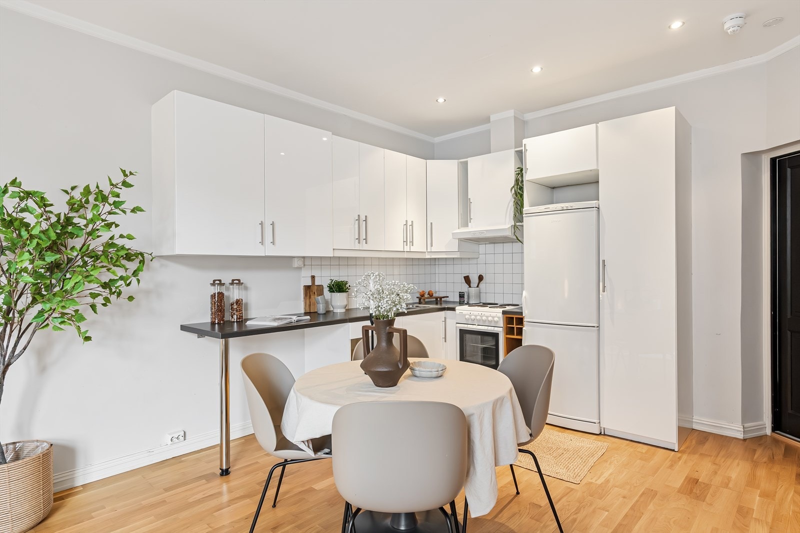 Det er åpen stue/kjøkkenløsning. Galleribilde