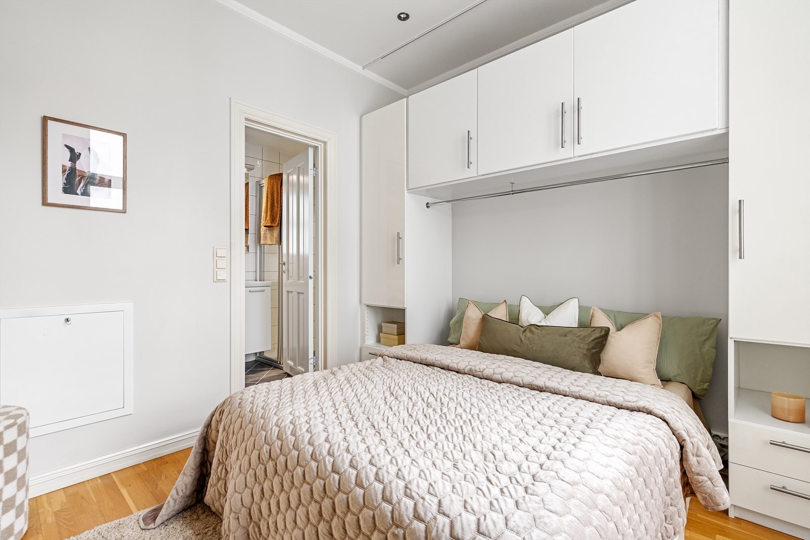 Praktisk garderobeløsning med rikelig plass til oppbevaring av klær. Galleribilde