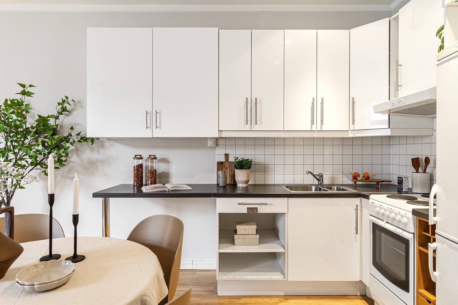 Ettgreps blandebatteri fra FM Mattsson. Kjøkkenet er utstyrt med mekanisk avtrekksvifte over stekesonen, samt komfyr og kombiskap. Galleribilde