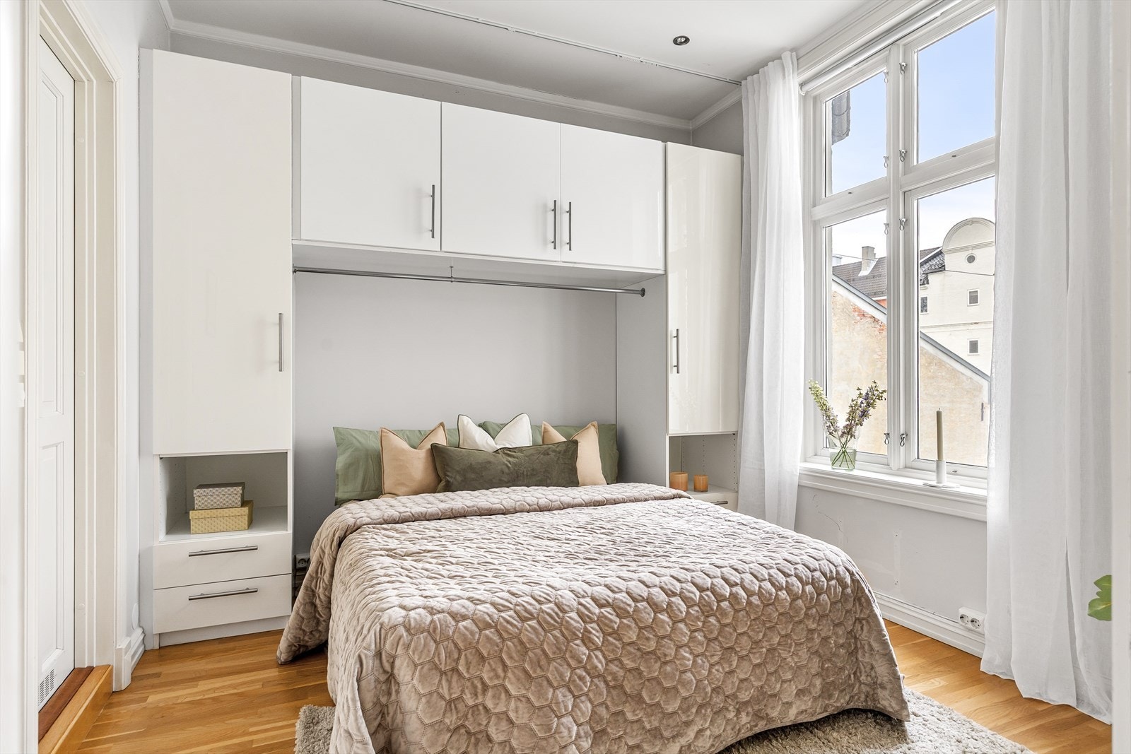 Romslig soverom med god plass til dobbeltseng. Galleribilde