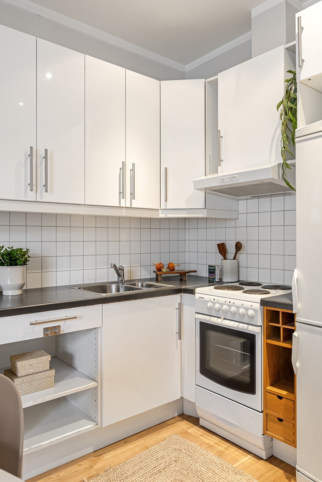 Innredningen er fra IKEA med glatte laminerte fronter, og laminert benkeplate med overliggende oppvaskkum. Galleribilde