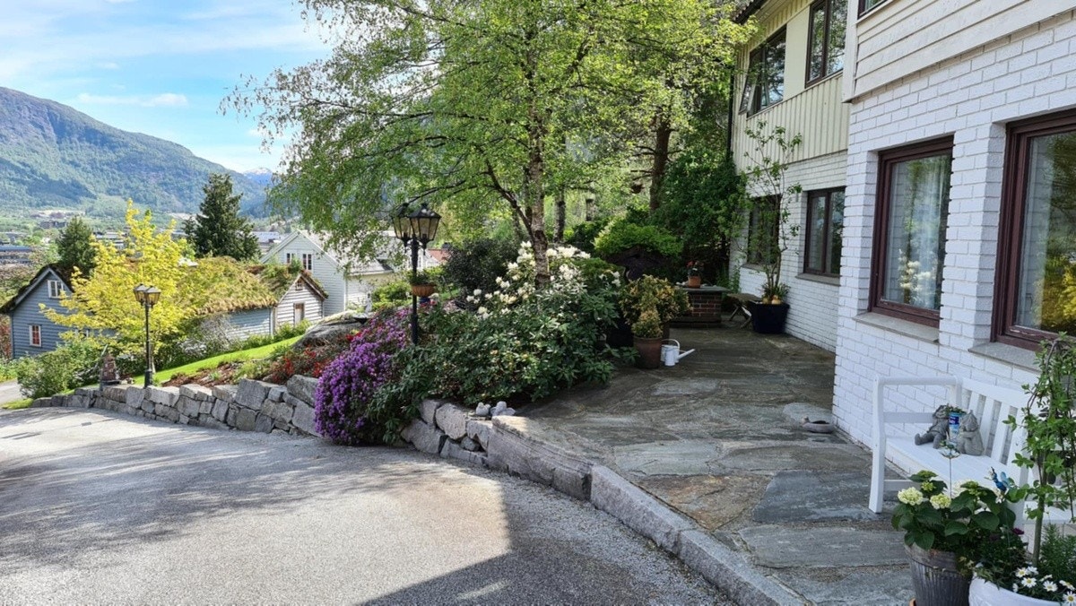 Hage kan brukast av leigetaker .Nb ser Førde sentrum i bakgrunnen. Galleribilde