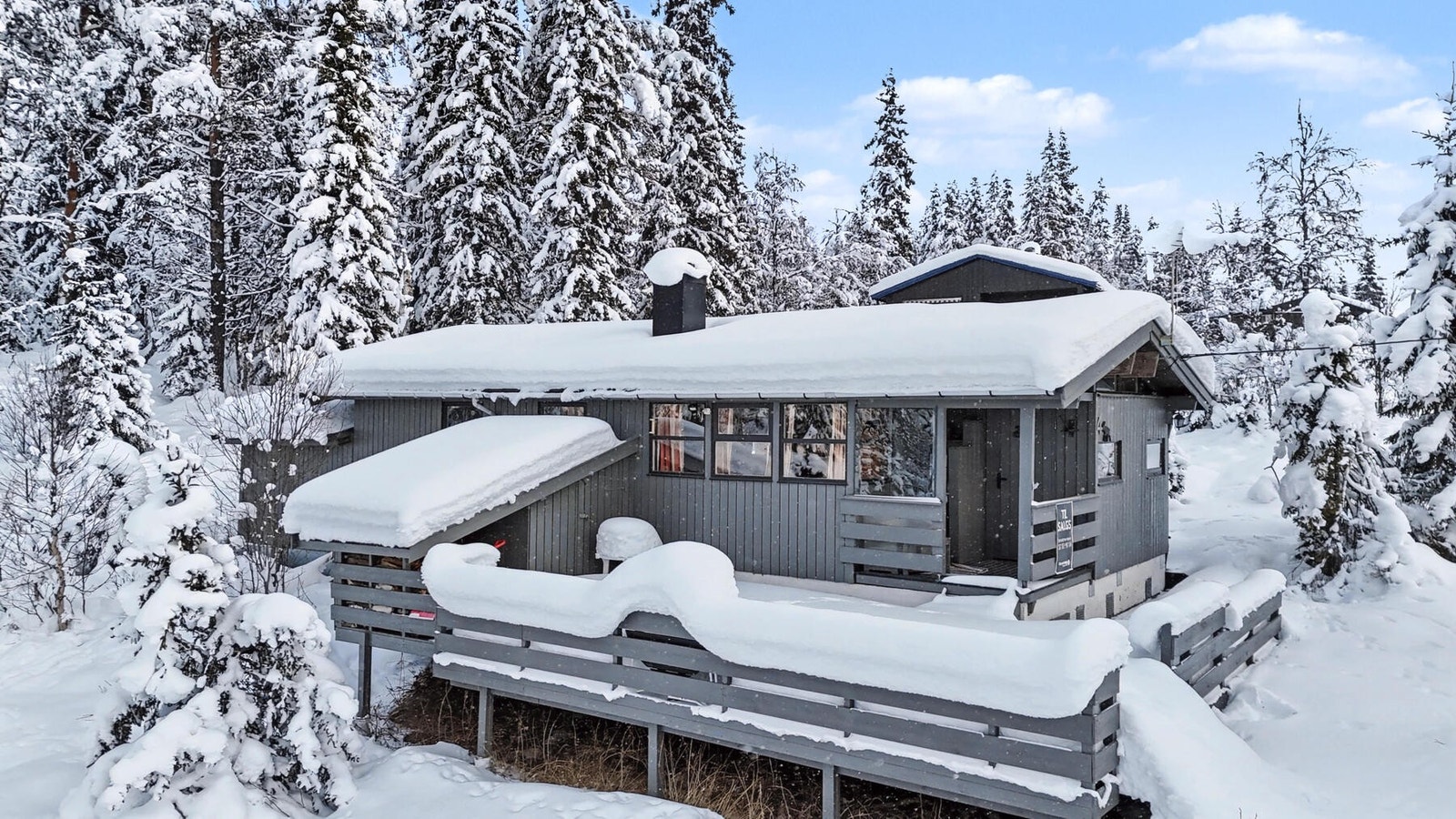 Hytta er fra 1972, og ble tilbygget i 1993 med vindfang, toalettrom og terrasse. Galleribilde