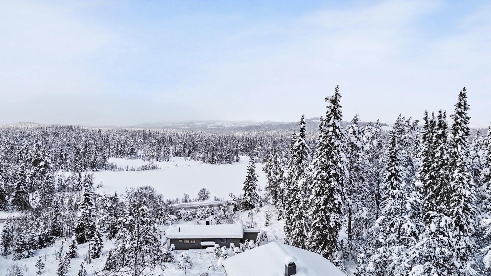 Fra hytta er det kort avstand til både langrennsløyper og alpinbakke. Galleribilde