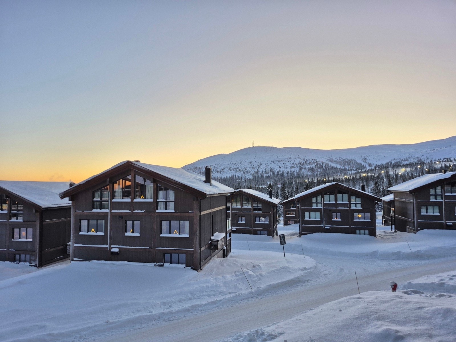Leiligheten ligger i byggets 1. etasje med sokkel under veranda som gir en luftig og fri følelse og nydelig utsikt. Galleribilde