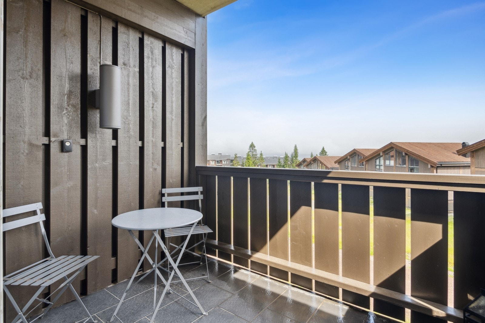 Ute på balkongen er det utelys og vidstrakt utsikt. Her ute er det fin plass til utemøbler hvor du kan nyte solen. Galleribilde