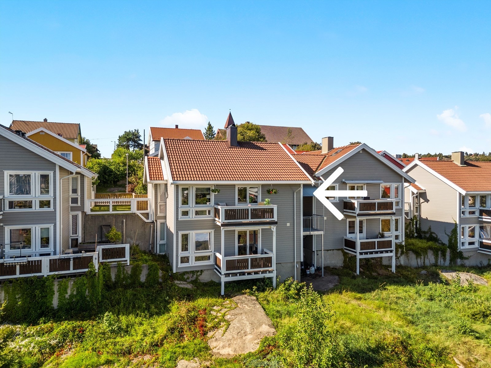 Leiligheten ligger i et etablert og populært område med liten trafikk. Forholdsvis kort vei til barnehage, skole og Fredrikstad sentrum. Ca 750 m til togstasjonen. Galleribilde