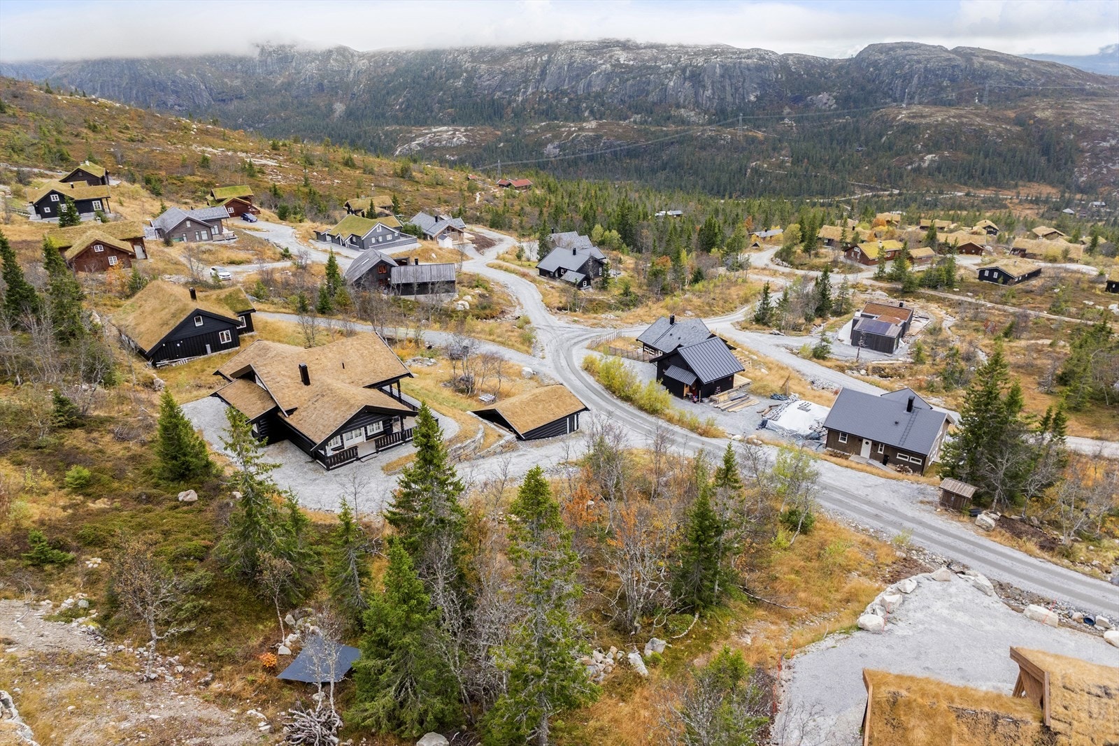 Hyttefeltet ligger vestvendt i skråningen opp mot Sørbølfjellet. Galleribilde