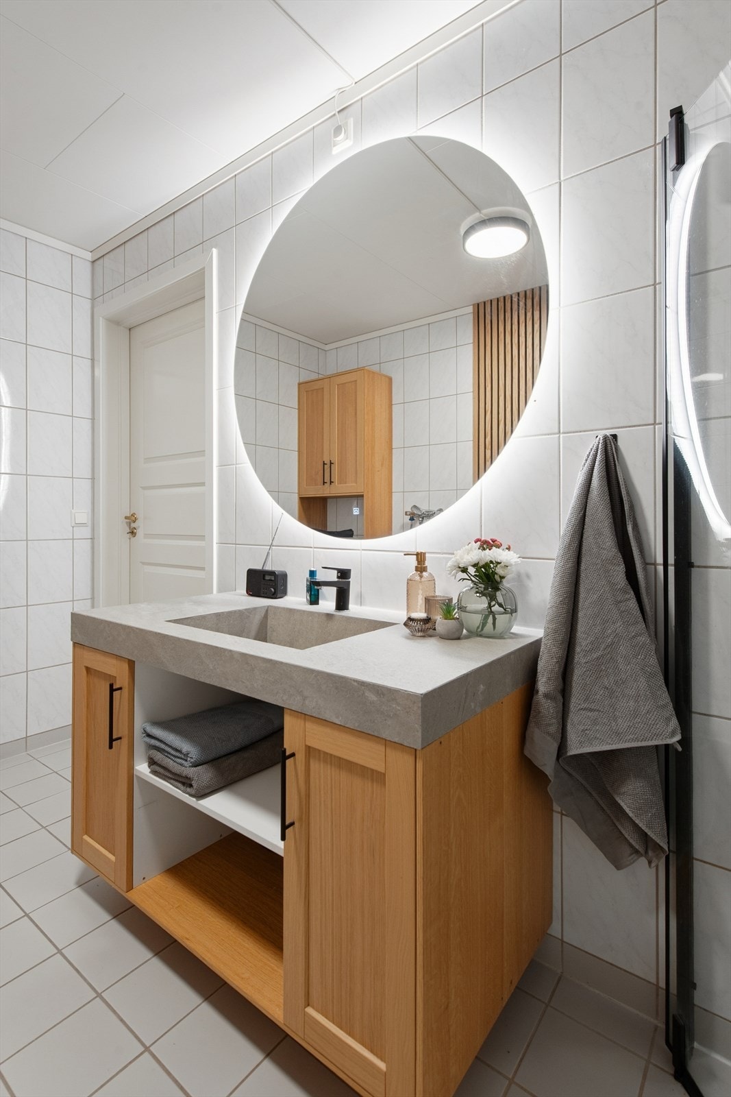 Baderommet fremstår som lyst, ryddig og funksjonelt, med materialvalg som både er tidløse og enkle å vedlikeholde. Galleribilde