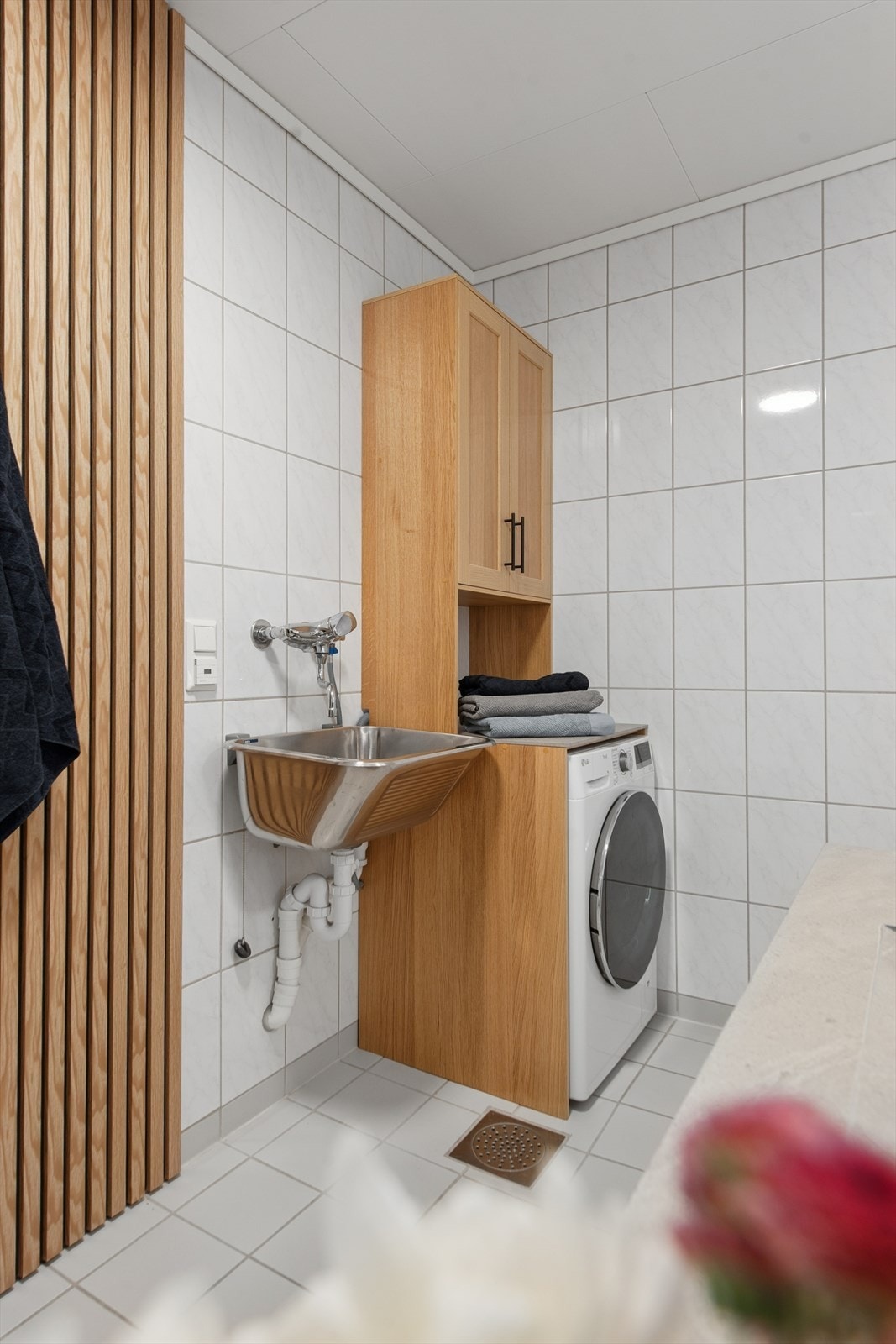 Flislagt gulv med fall mot sluk sikrer god drenering på badet. Galleribilde