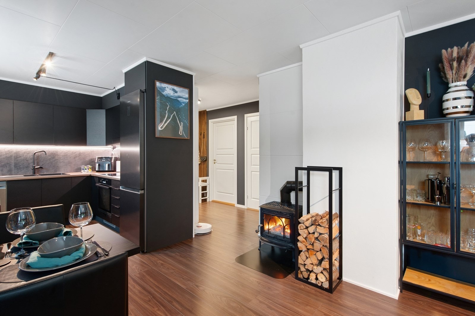 Perfekt for hyggelige måltider, sosiale sammenkomster og hyggelige kvelder i godt selskap. Galleribilde