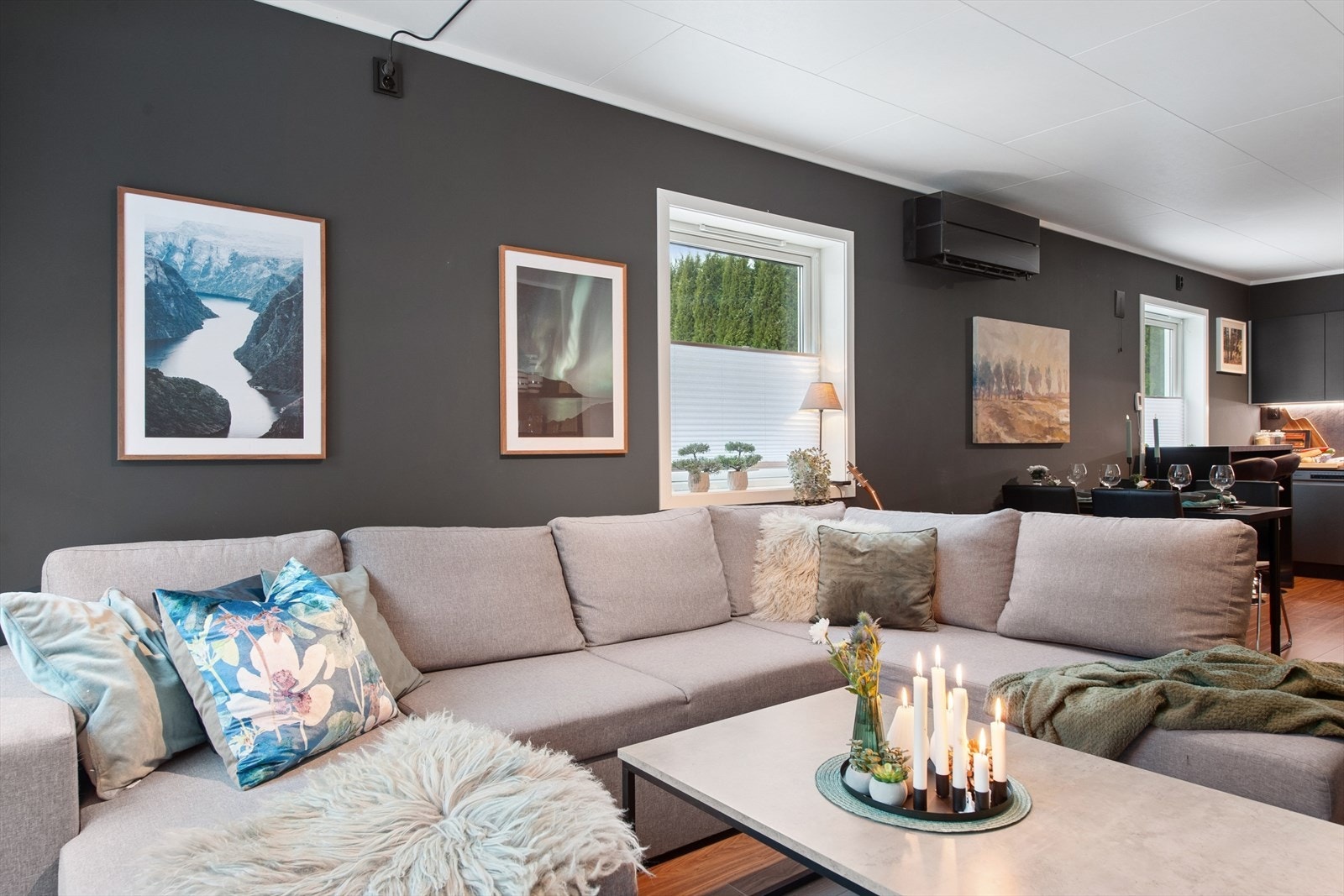 Stuen er hjemmets hjerte - lys, romslig og full av atmosfære. Galleribilde