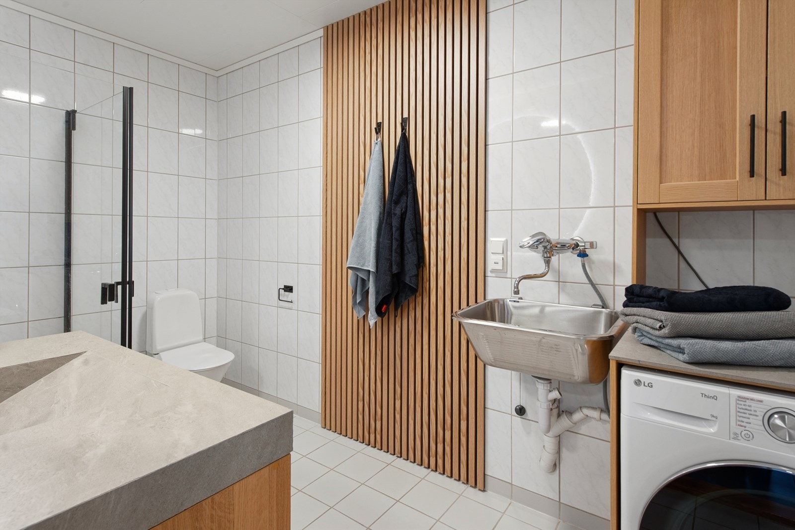 Utslagsvask av stål og opplegg for vaskemaskin gir praktisk funksjon. Galleribilde