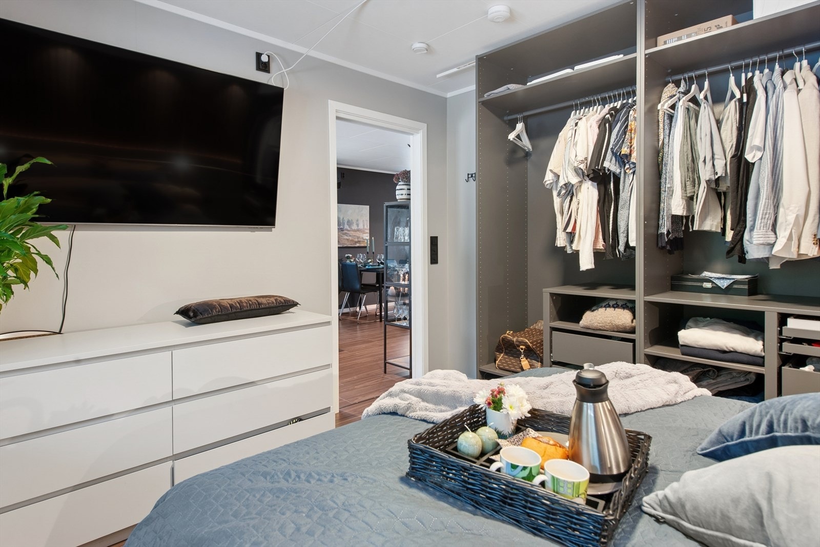Lyst og trivelig soverom med smart walk-in-løsning som gir rommet en praktisk oppbevaring. Galleribilde