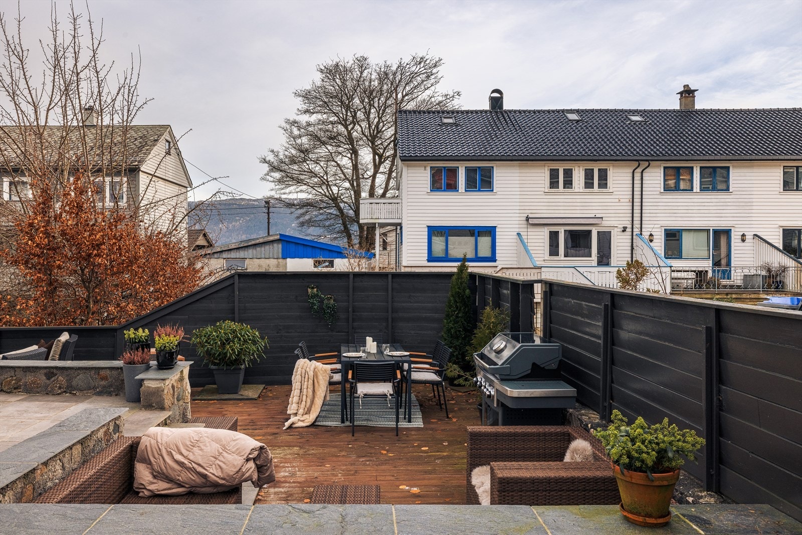 Innbydende uteplass som gir gode soner for både avslapning og hygge. Galleribilde