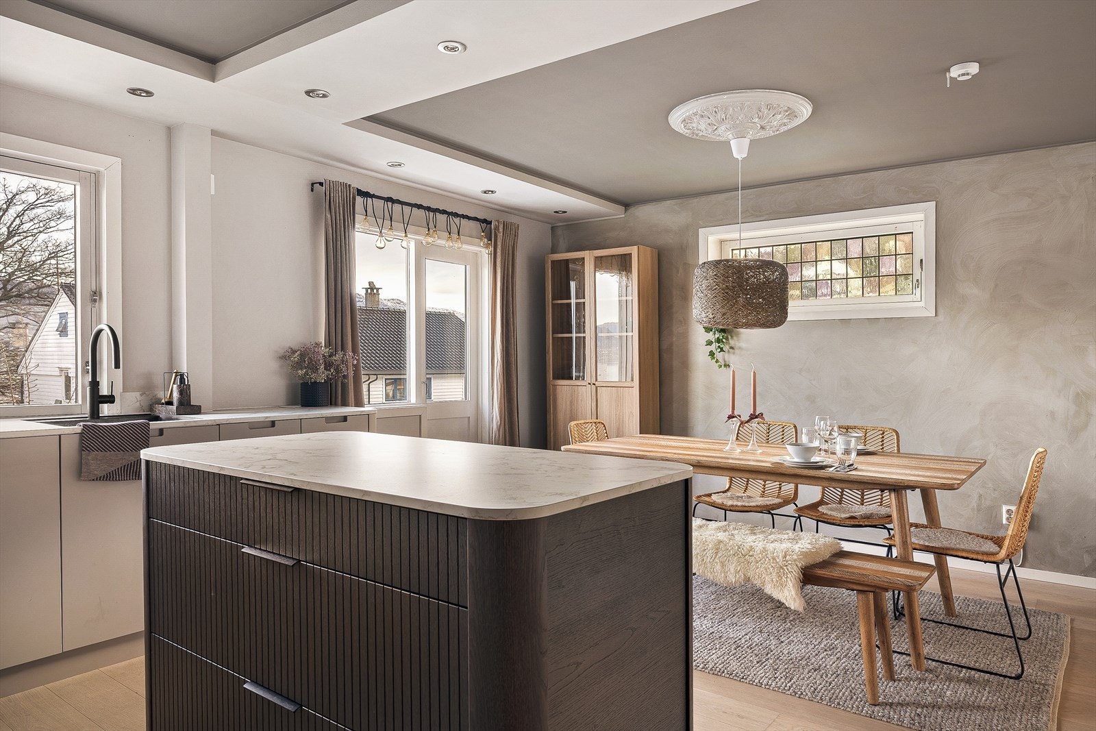 Elegant kjøkkenøy som gir rommet et moderne og innbydende preg. Galleribilde