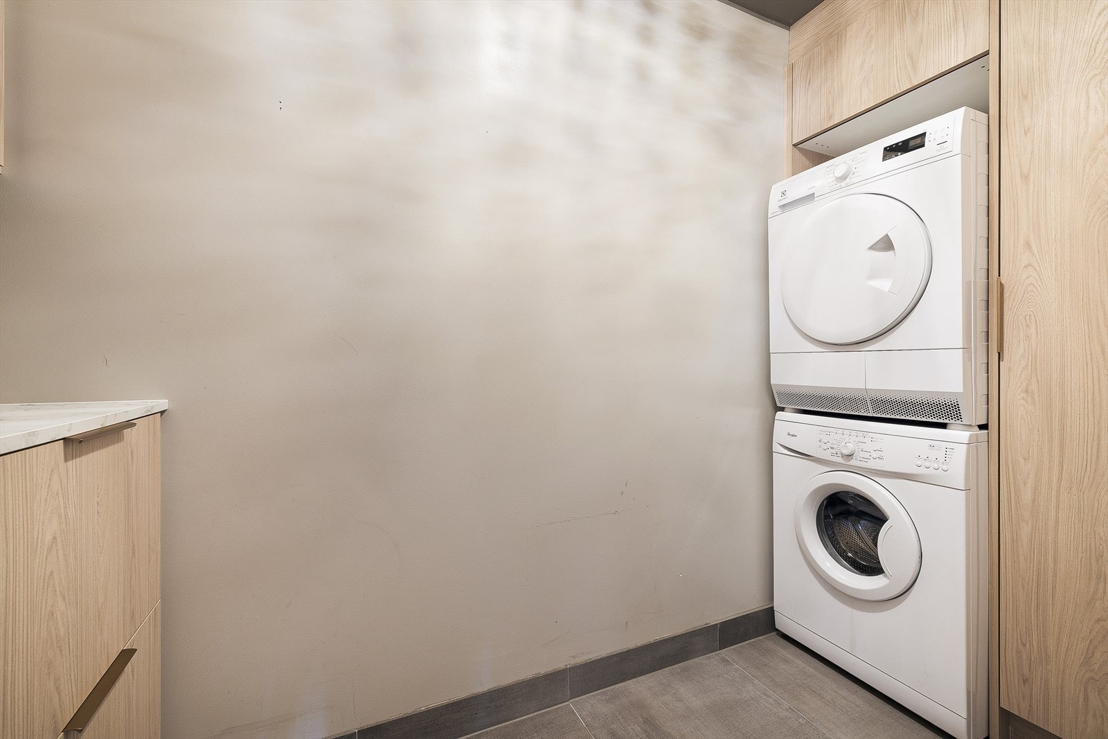 Vaskerommet i 2.etg er oppgradert med ny innredning i 2026. Rommet er dog ikke etablert som våtrom. Galleribilde