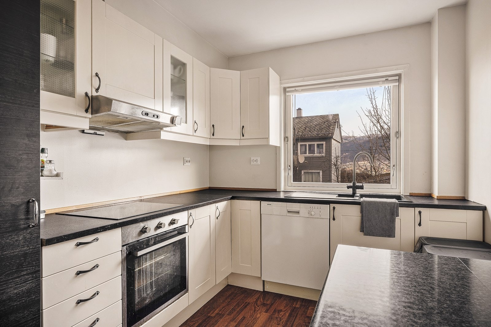 1.etg (utleid): Praktisk kjøkken med integrerte hvitevarer som platetopp, stekeovn og kjøleskap. Galleribilde