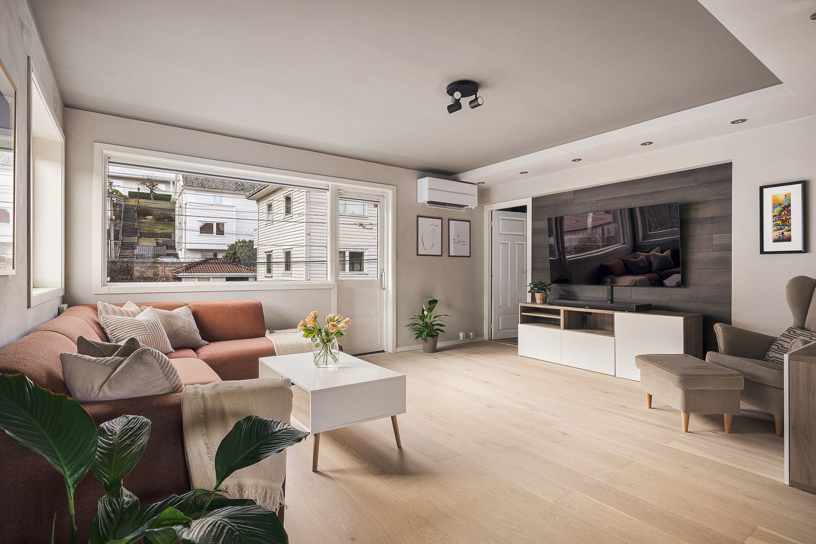 Stuen byr på en hyggelig sofakrok med praktisk utgang til den andre balkongen. Galleribilde