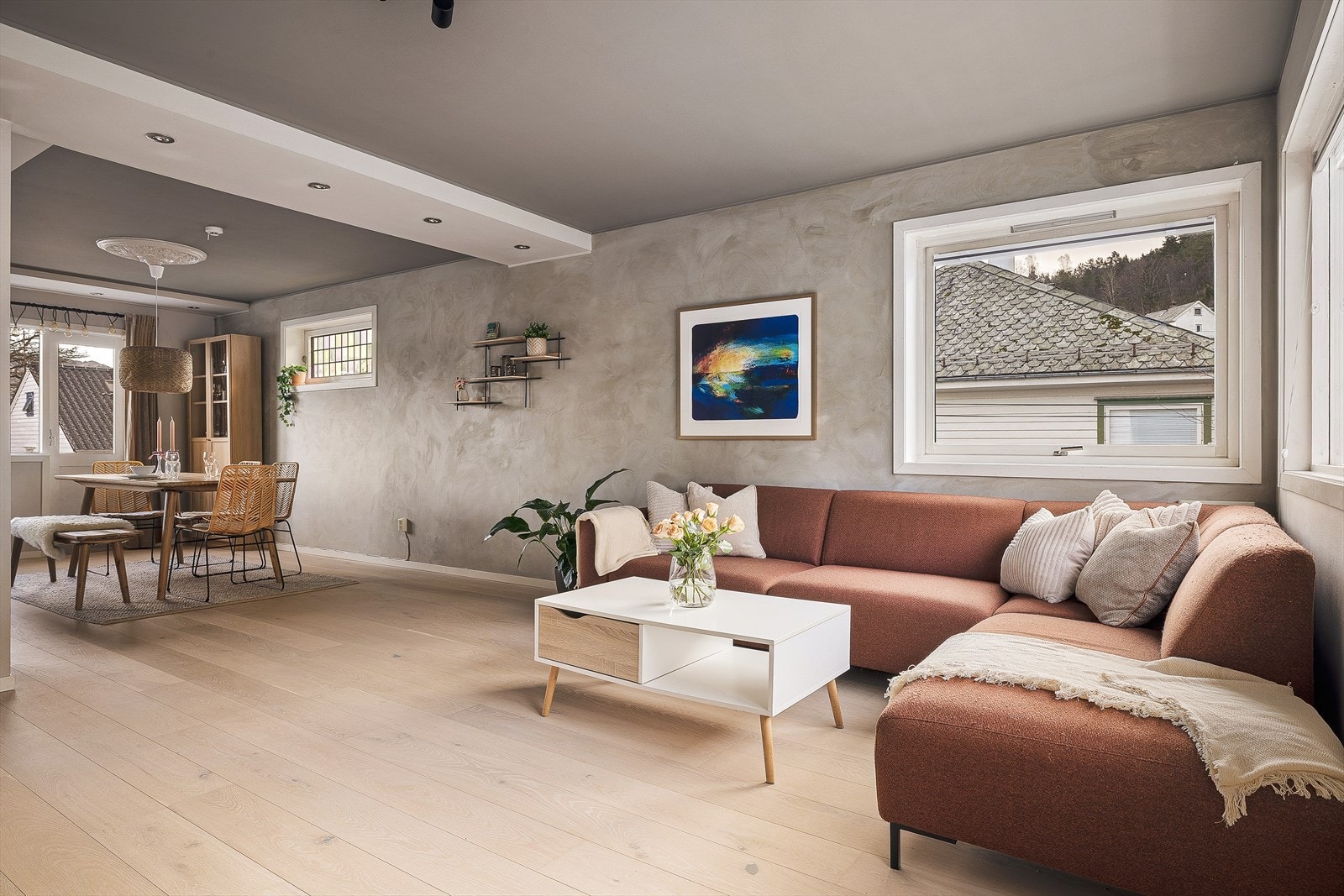 Romslig stue med behagelig lysinnslipp og god plass til både sofa og spisegruppe. Galleribilde