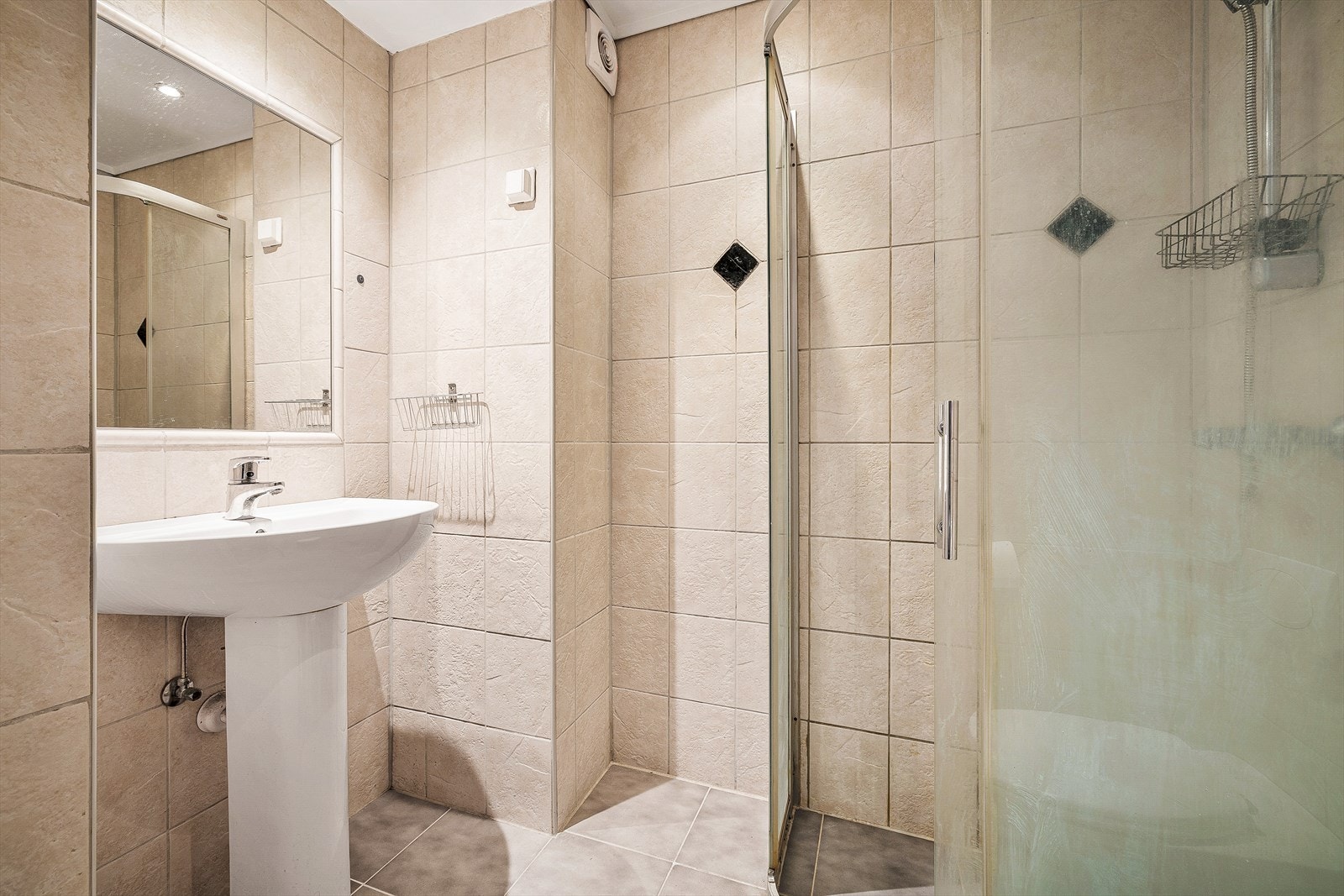 1.etg (utleid): Bad med flislagte overflater og gulvvarme. Galleribilde