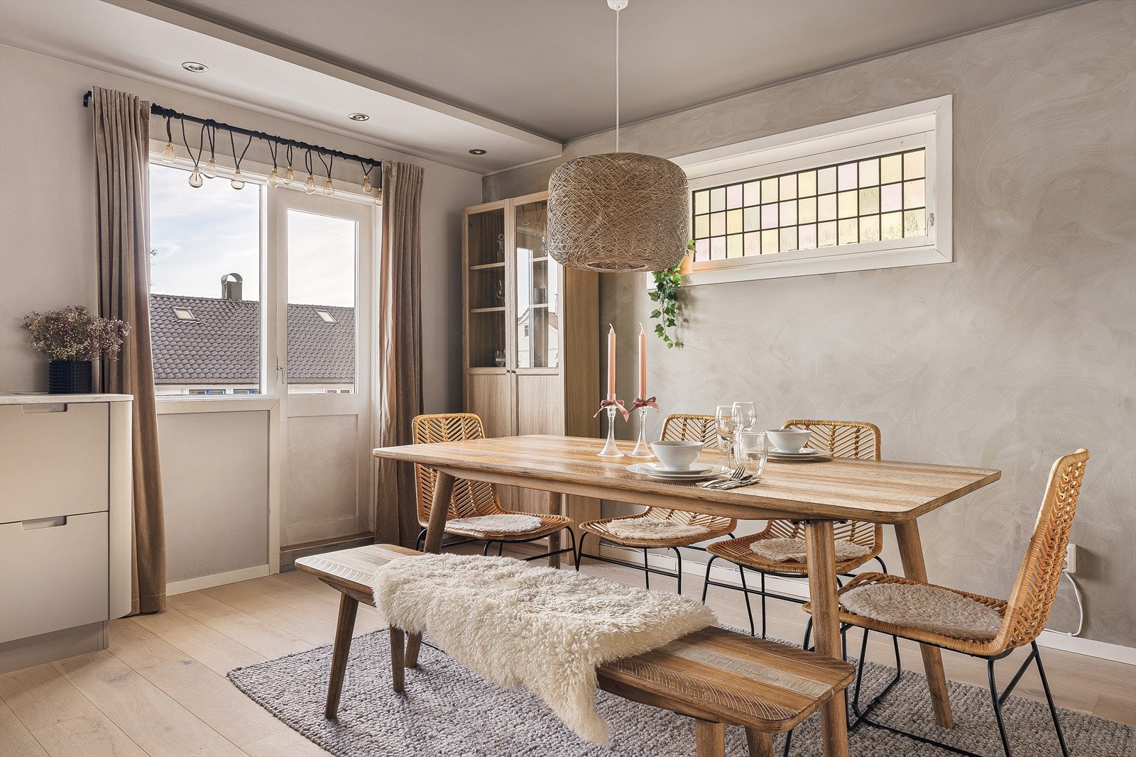 Hovedetasjen i 2. etasje byr på to balkonger, tilgjengelig rett fra spisestue og TV-stue. Galleribilde