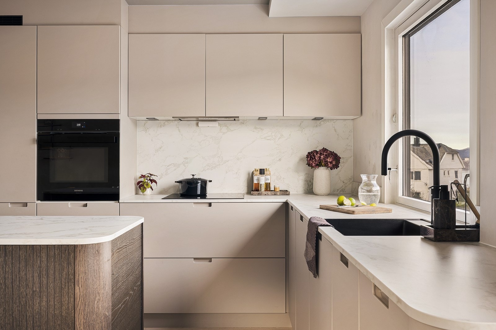 Kjøkkenet byr på integrert platetopp m/induksjon, stekeovn, kjøleskap m/frysedel, oppvaskmaskin og Quooker. Galleribilde