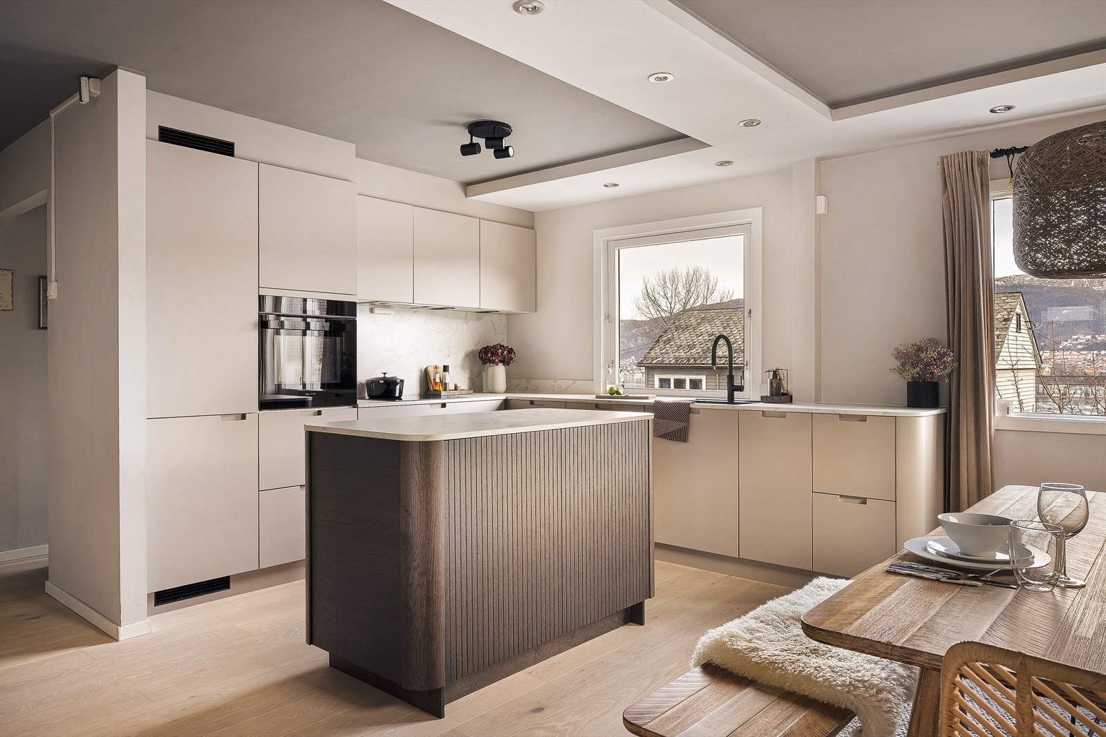 Stilrent Kvik-kjøkken med glatte fronter, planlimt vask og integrerte hvitevarer. Galleribilde