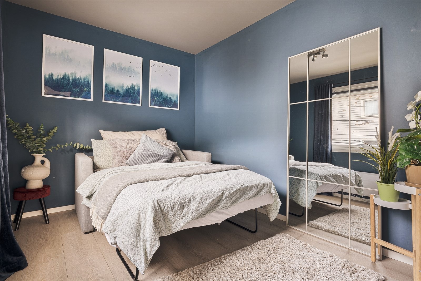 Lyst soverom i 2. etasje hoveddel med en rolig atmosfære. Galleribilde