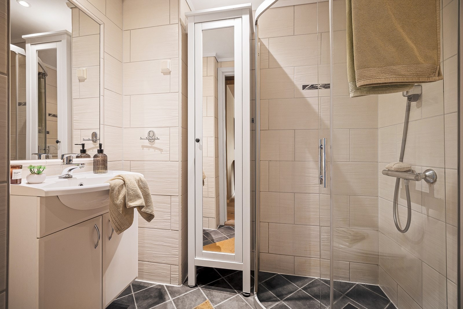 Helfliset bad med gulvvarm. Separat vaskerom i rommet ved siden av. Galleribilde