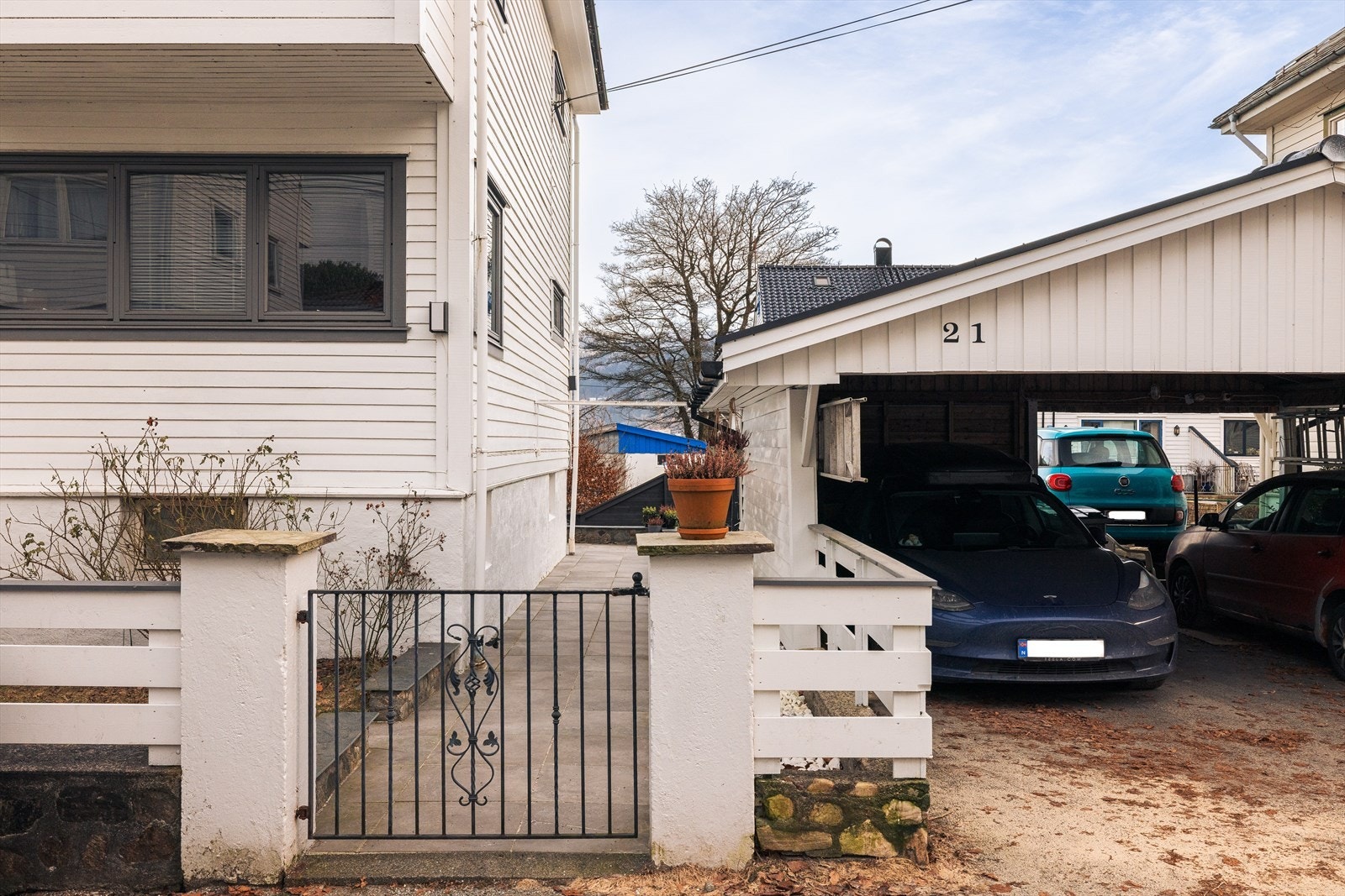 Praktiske parkeringsmuligheter med delt carport og gateparkering i området. Galleribilde