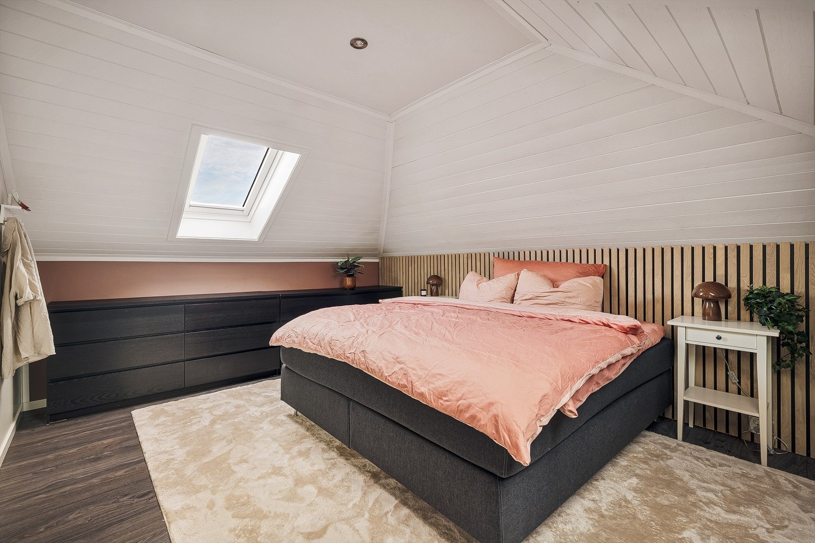 Loftet byr på to innredede rom som i dag brukes som soverom, men uten godkjenning for dagens bruk. Galleribilde