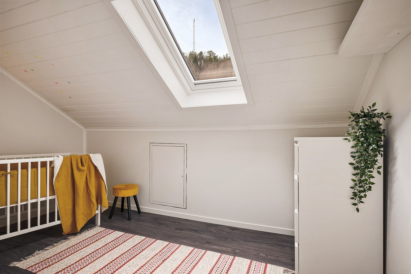 Loftet byr på to innredede rom som i dag brukes som soverom, men uten godkjenning for dagens bruk. Galleribilde