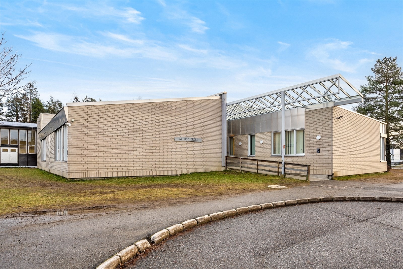 Boligen ligger med umiddelbar nærhet til Åreppen skole. Galleribilde