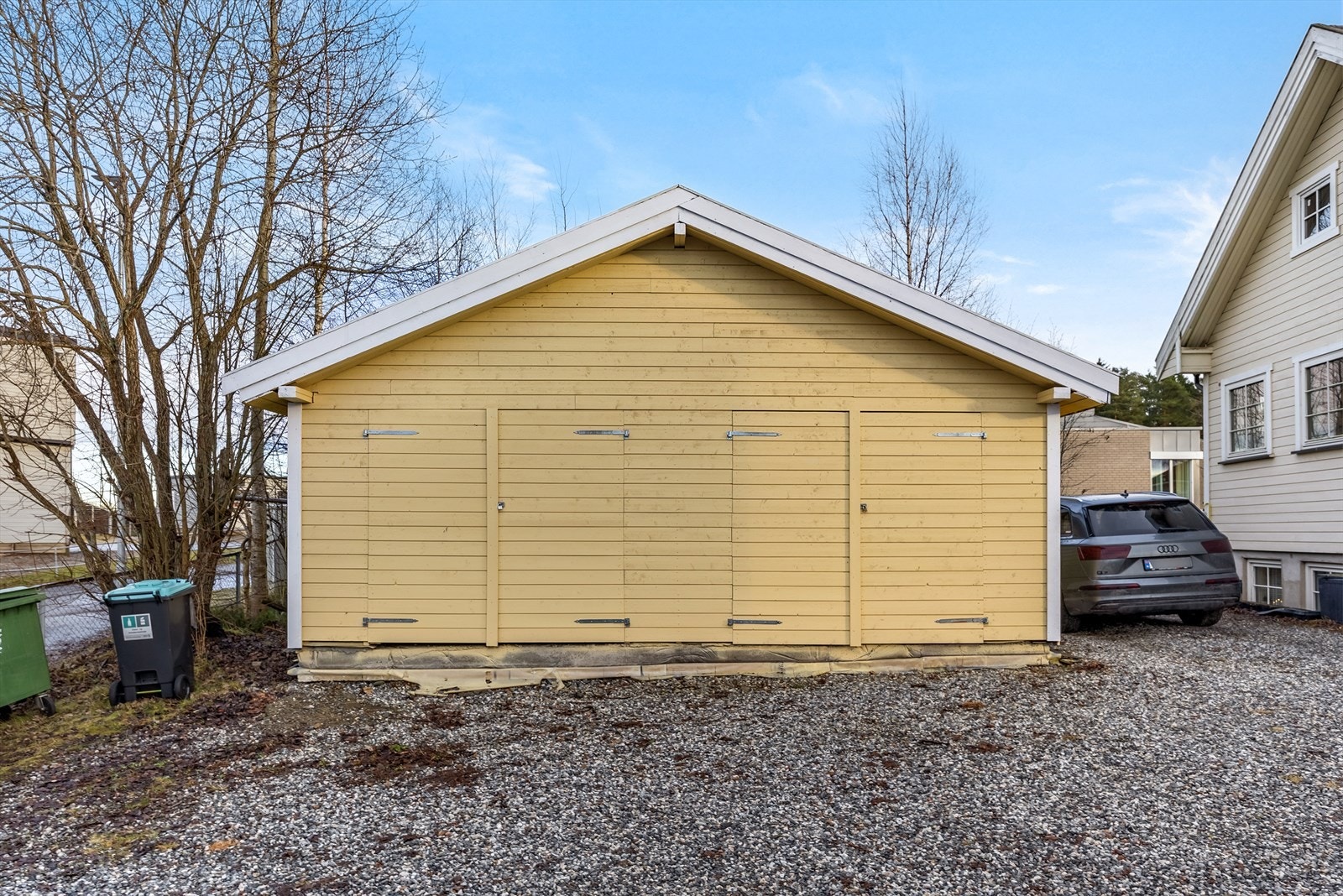 Eiendommen har også en separat dobbelgarasje/uthus med god lagringsplass. Galleribilde