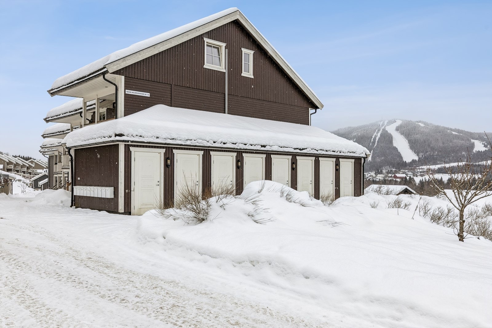 Til leiligheten medfølger en praktisk, utvendig sportsbod for ski og utstyr. Galleribilde