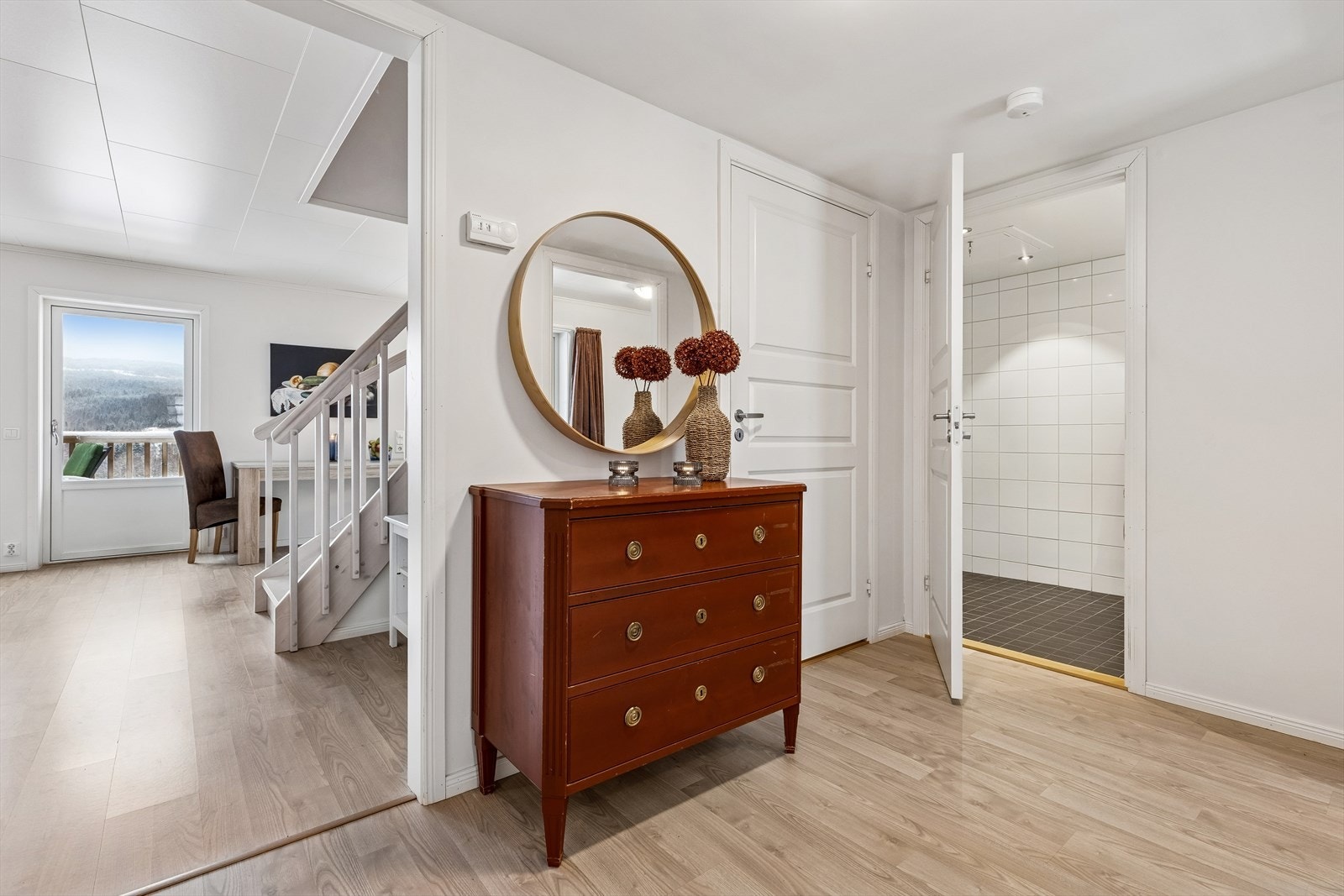 Fra gangen åpner boligen seg inn mot stue og kjøkken. Galleribilde