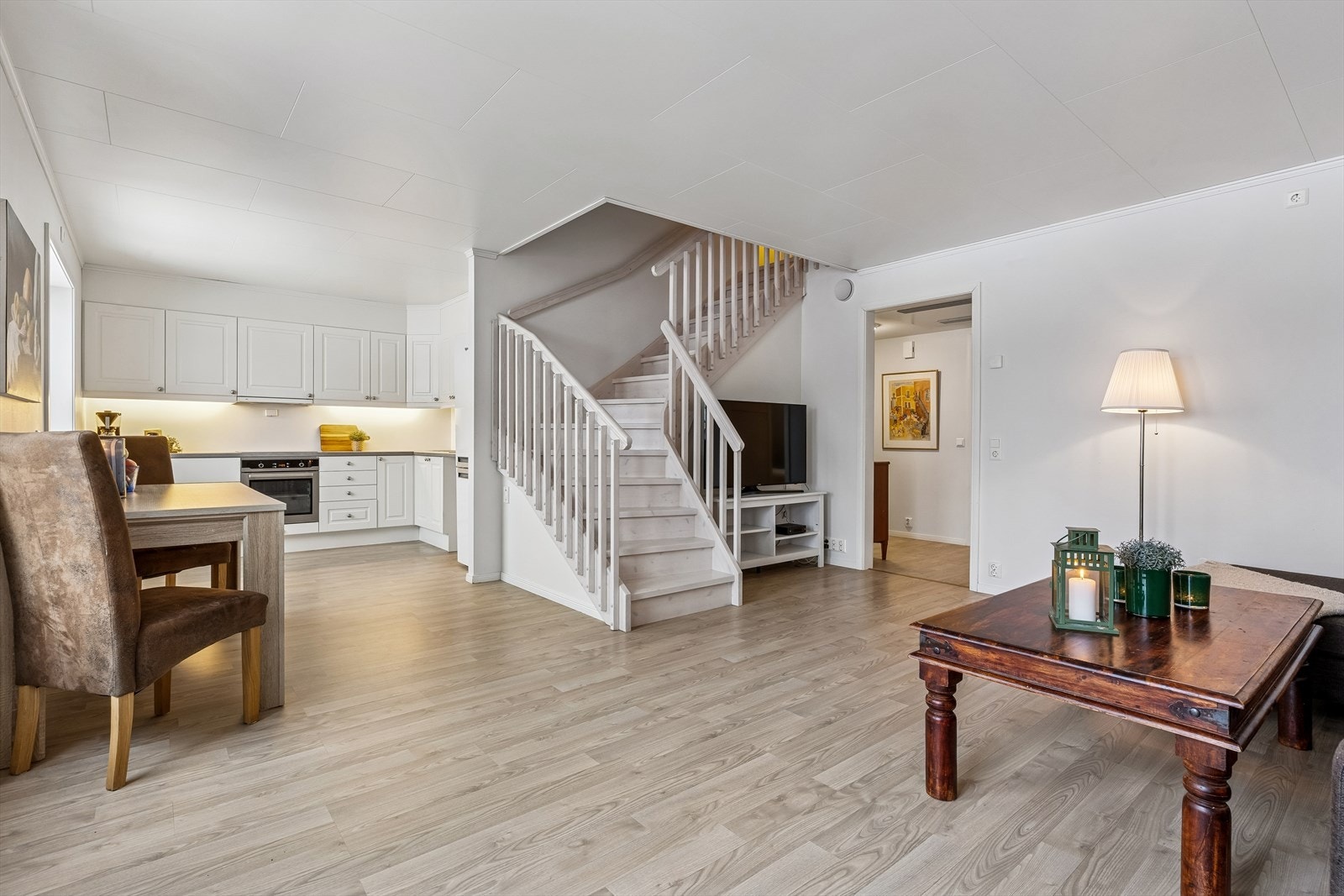 Stuen er romslig og har plass til en større sofagruppe, samt åpent mot kjøkkenet. Galleribilde