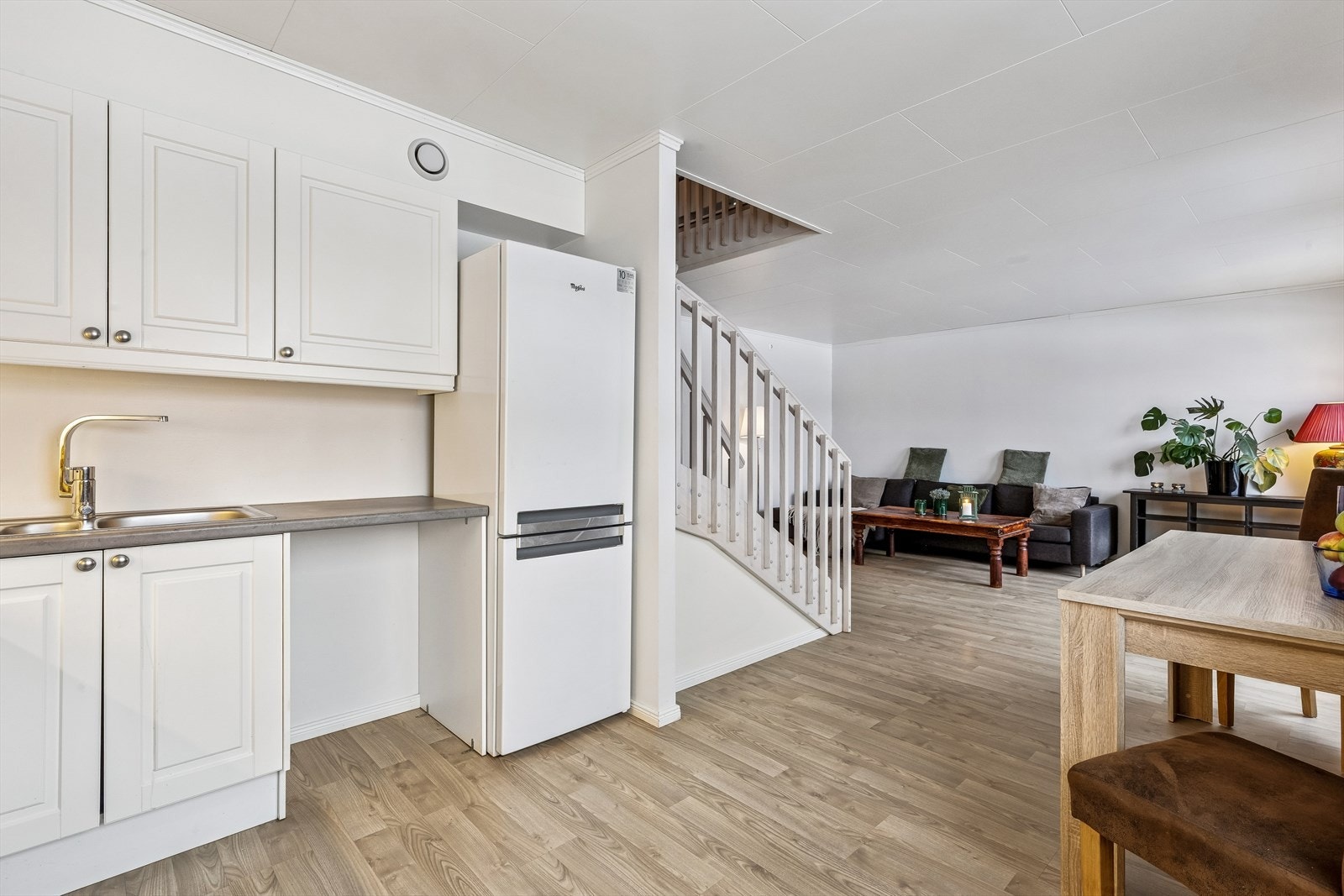 Den åpne løsningen mellom kjøkken og stue skaper en sosial arena. Galleribilde