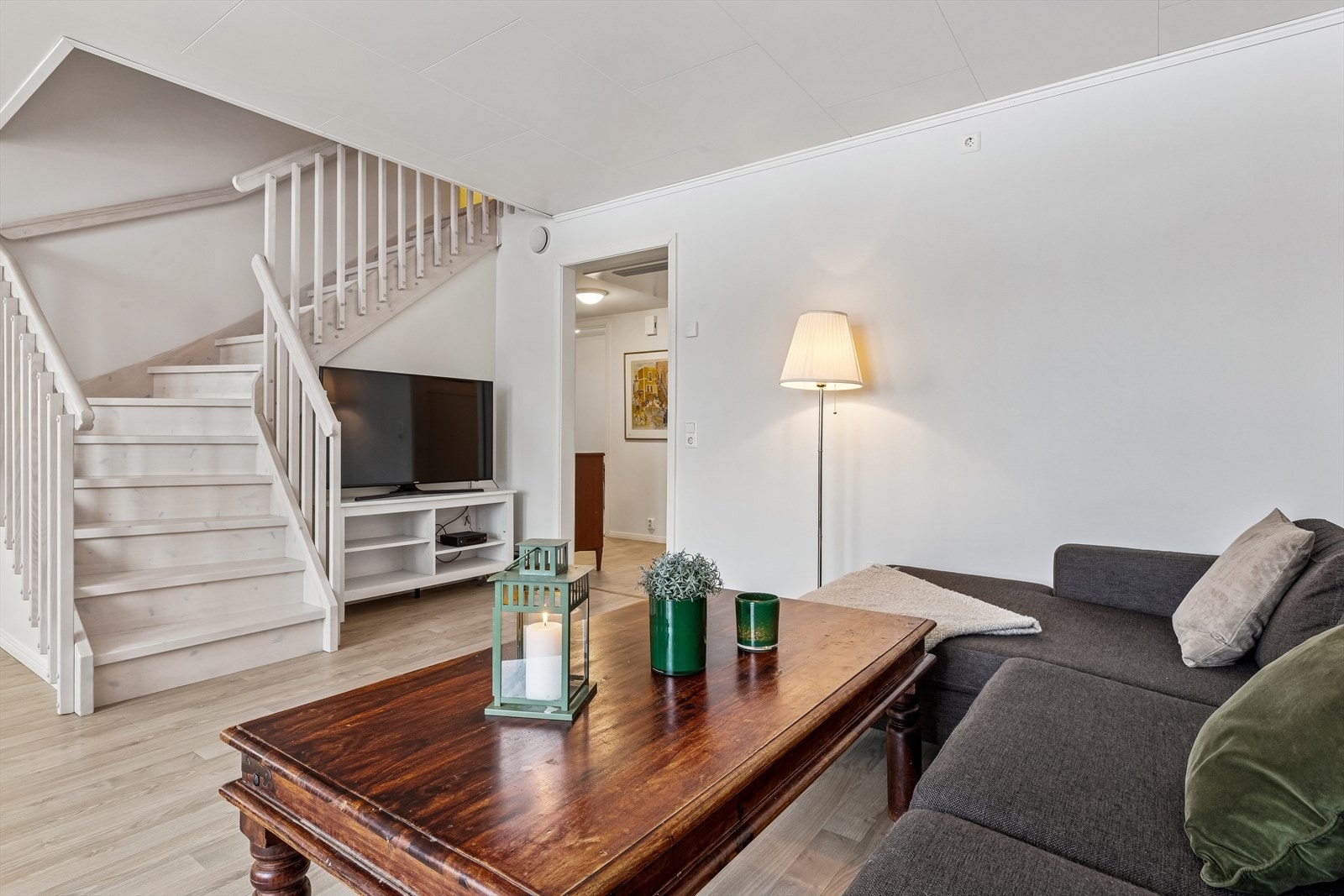 Trapperommet fra stuen leder opp til leilighetens loftsetasje. Galleribilde