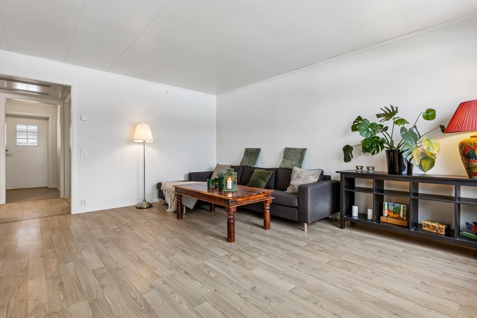 Gjennomgående gulv og lyse veggflater gir et helhetlig inntrykk. Galleribilde