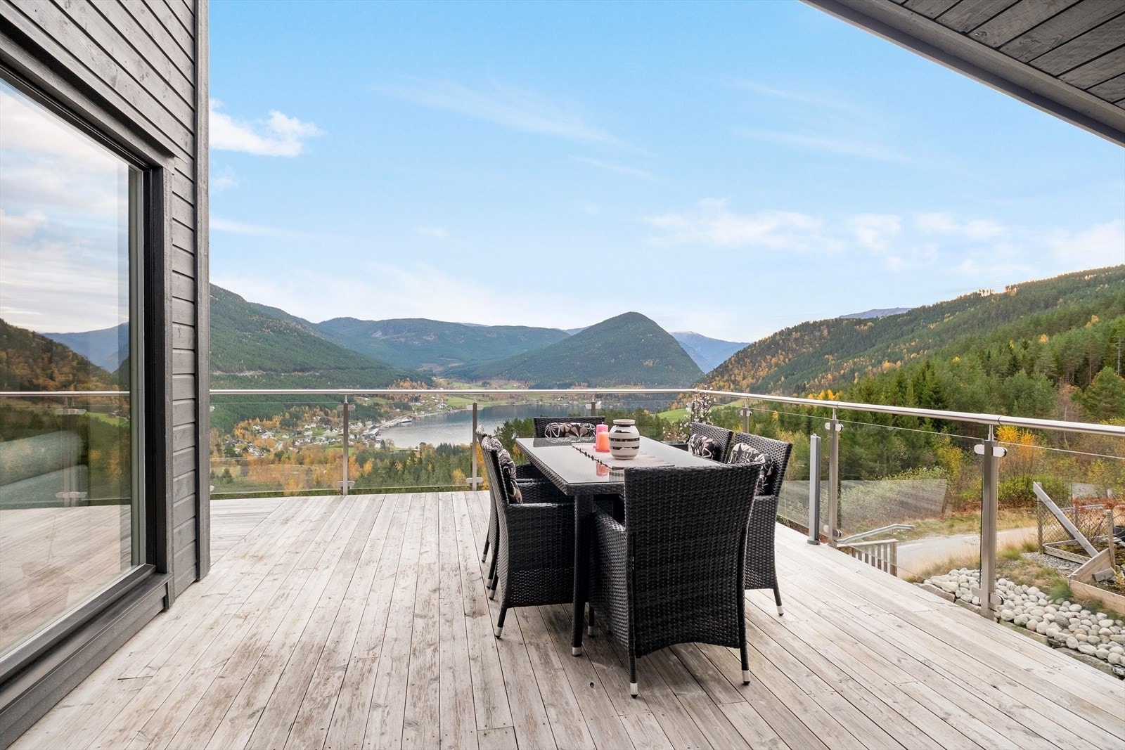 Terrassen har glasrekkverk og kan møblerast med ønska utemøblement. Galleribilde