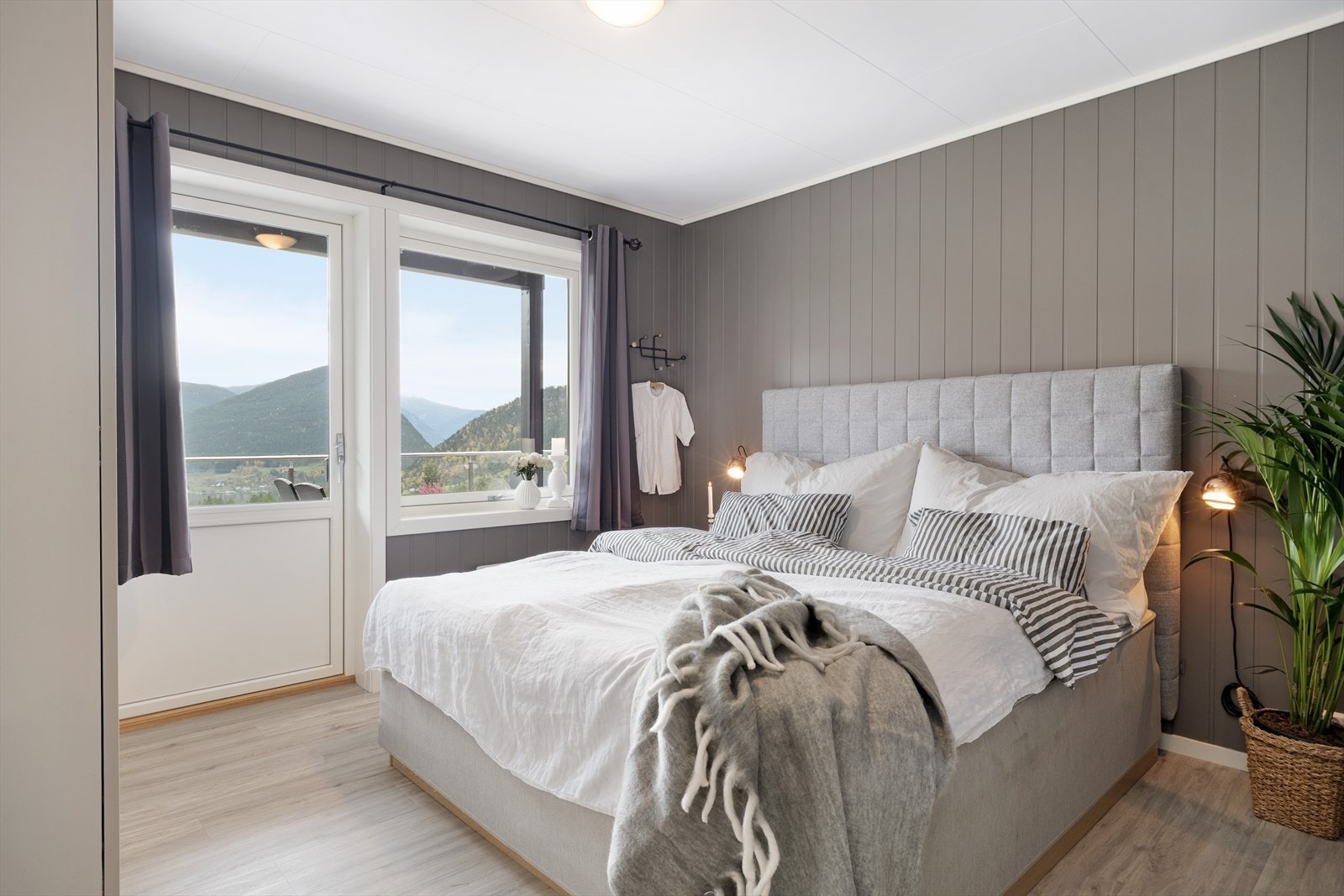 Hovudsoverommet har garderobeskap og utgang til markterrasse. Galleribilde