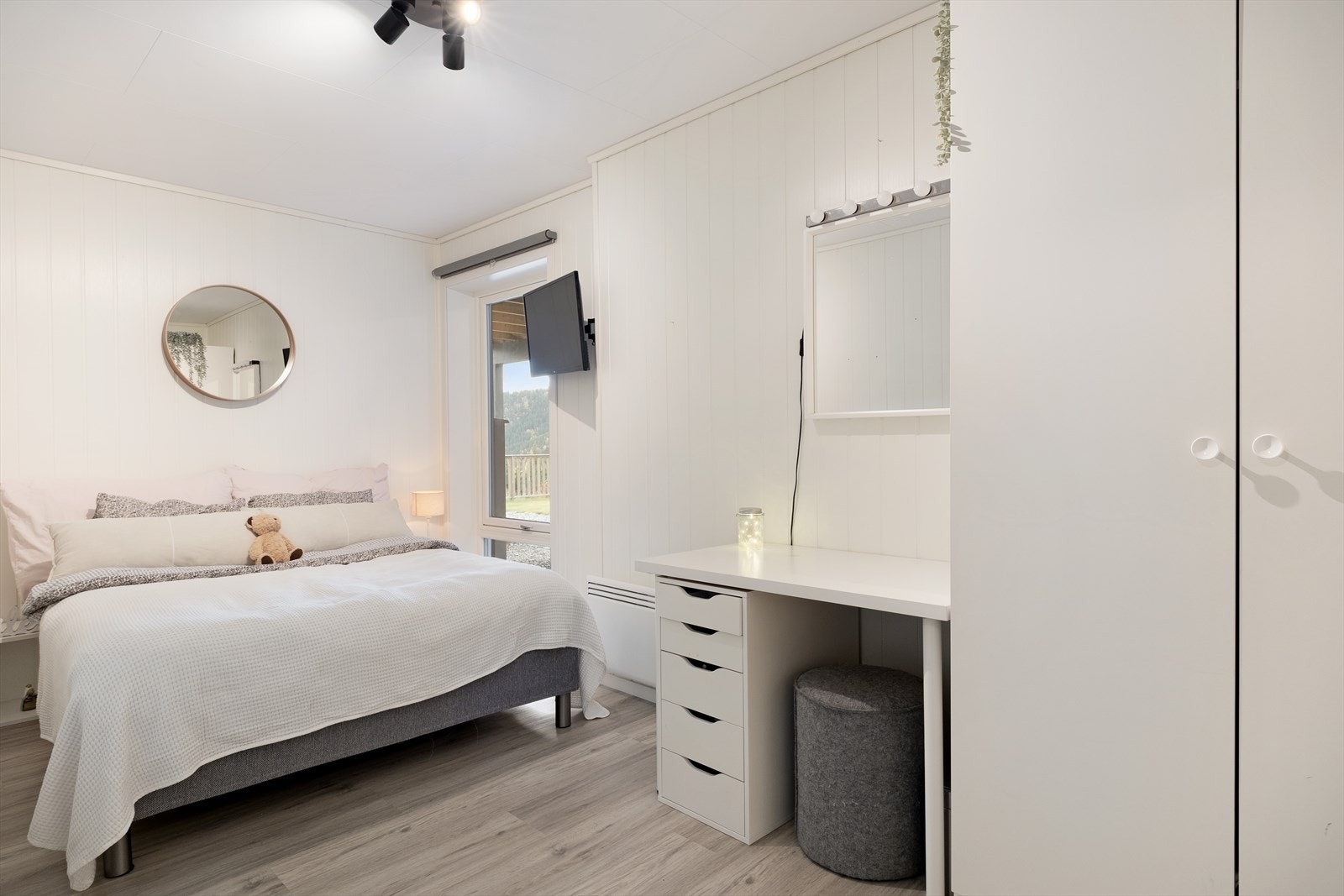 Det er tre romslege soverom i bustaden og alle soveromma ligg fint samla i underetasjen. Galleribilde