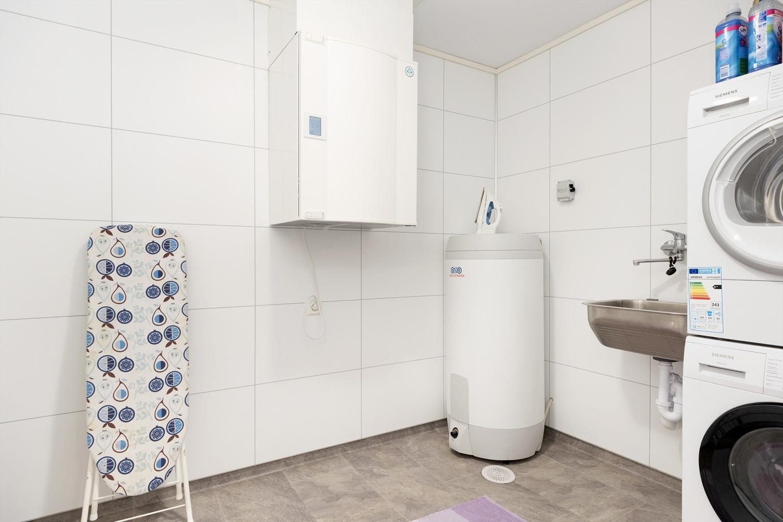 Bod med opplegg til vaskemaskin og skyllekar i stål. Galleribilde