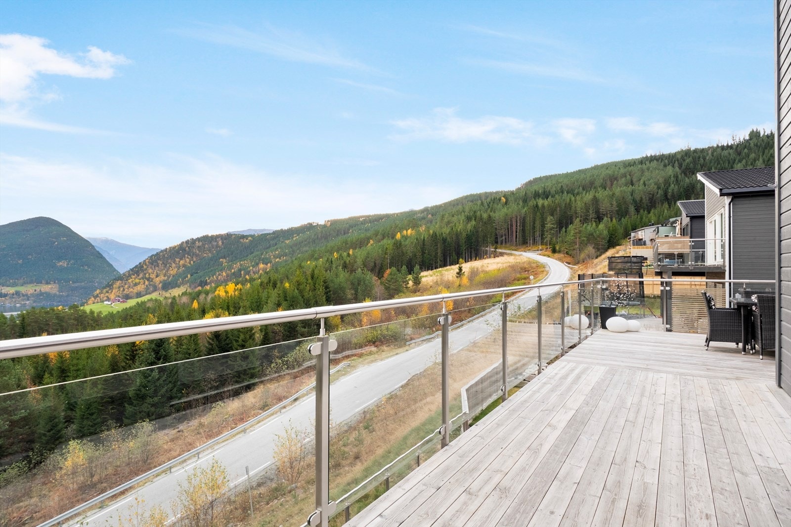 Frå stova er det utgang til ein stor terrasse som byr på storslått utsikt over nærområdet. Galleribilde