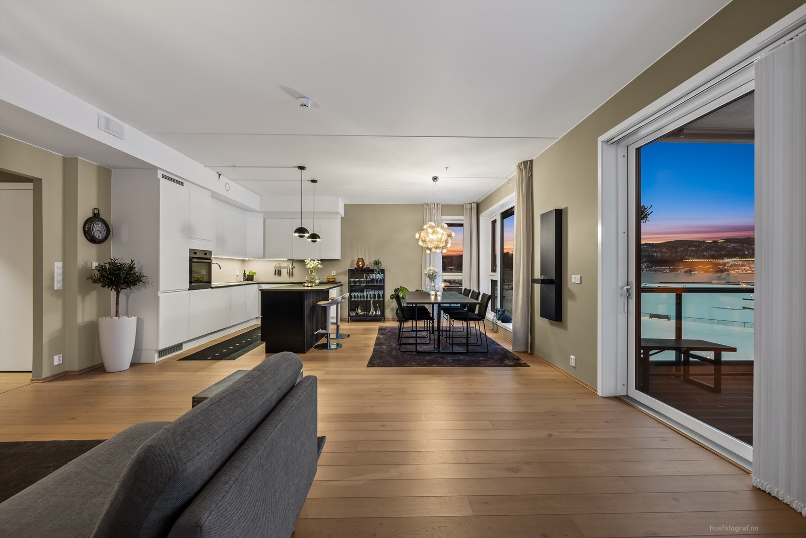 Leiligheten har en tidsriktig åpen romslig allrom med stue og kjøkken. Galleribilde